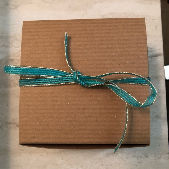 Handmade oyster shell trinket dish / ring dish - hibiscus flower design 🌺 - Picture 5 of 5